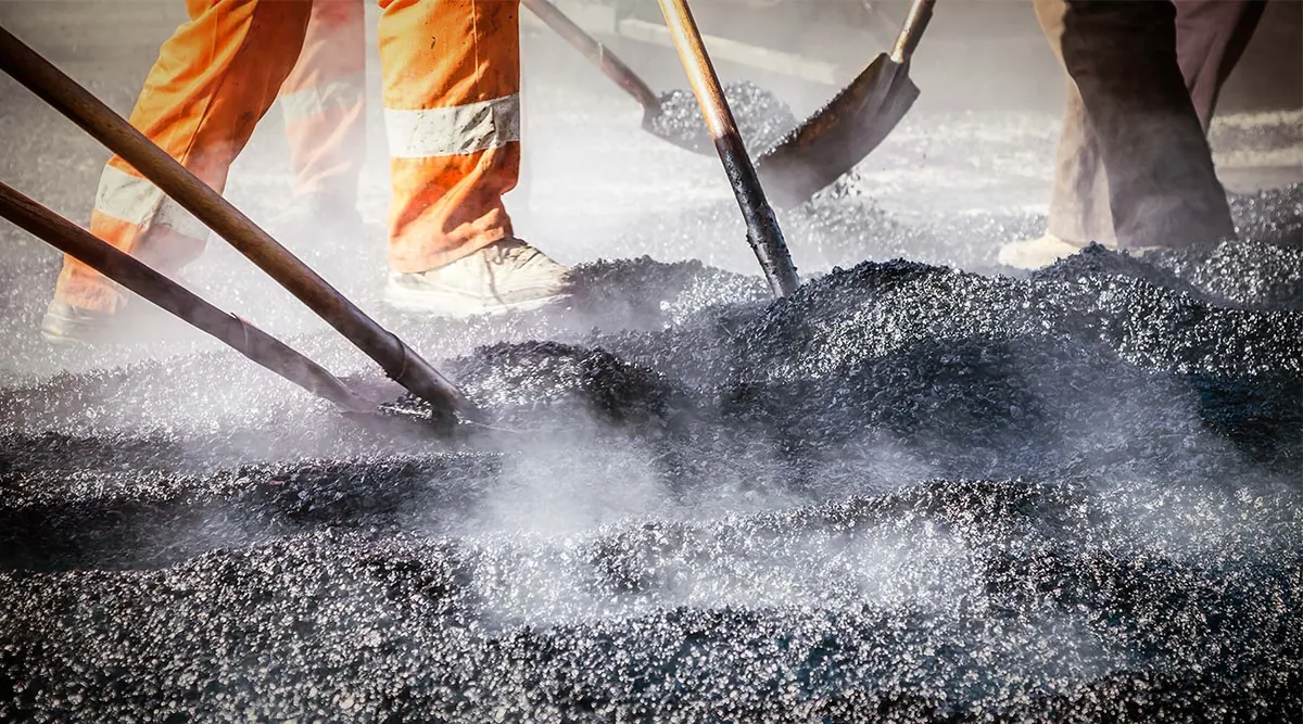 Équipe réalisant des travaux d'asphalte