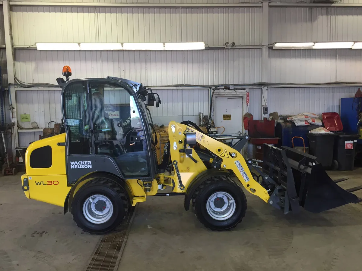 Chargeur compact Wacker Neuson WL30 de Sig-Nature au garage