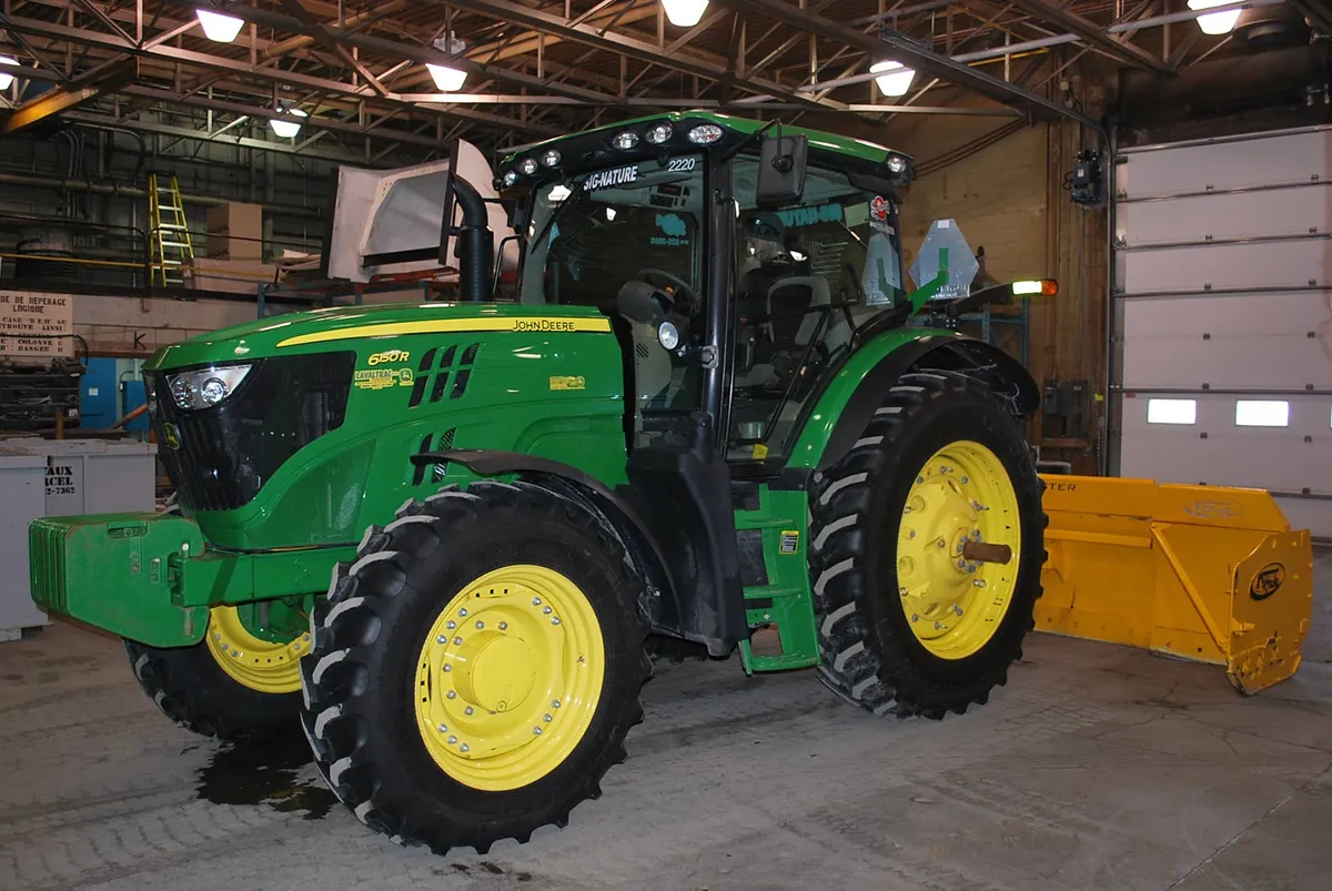 Tracteur John Deere 6150R de Sig-Nature, unité 2220, équipé d'une charrue